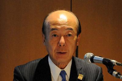 記者会見するアシックスの広田康人社長＝大阪市北区で2020年2月14日午後4時41分、鈴木健太撮影