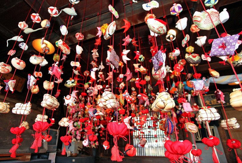 所狭しとつるし飾り 蔵に雛1000体 埼玉・志木 | 毎日新聞