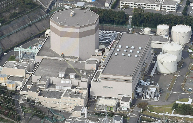 日本原子力発電の敦賀原発2号機=福井県敦賀市で2019年11月3日、本社ヘリから大西達也撮影