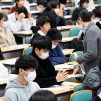 入学試験に臨む受験生たち=大阪府吹田市の関西大で2020年2月1日