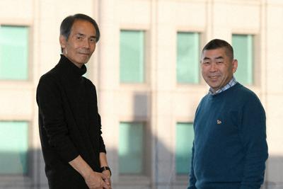 ３０年来の友人だという沢木耕太郎さん（左）と桂南光さん＝大阪市北区で