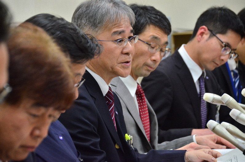 厳しい表情で会見する横浜市の高坂哲也消防局長(中央)=同市中区の市役所で2020年2月15日午前0時35分、樋口淳也撮影