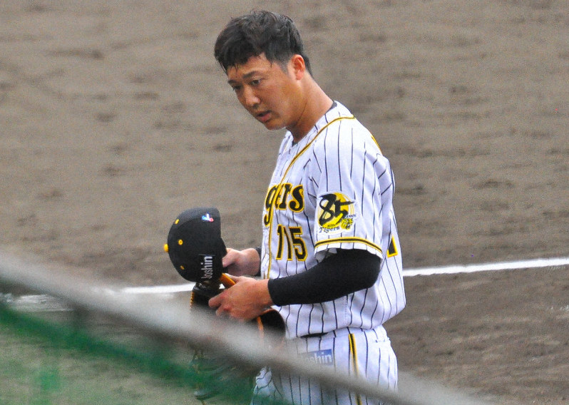 シート打撃での登板を終え、険しい表情を見せる阪神の横山は「アピールが足りない」と話した=沖縄県宜野座村で2020年2月4日午後1時59分、田中将隆撮影