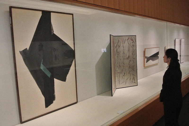 墨で独自の形 表現 篠田桃紅さん １０７歳に 来月２２日まで県水墨美術館で企画展 ５０年代以降の６４点 富山 毎日新聞