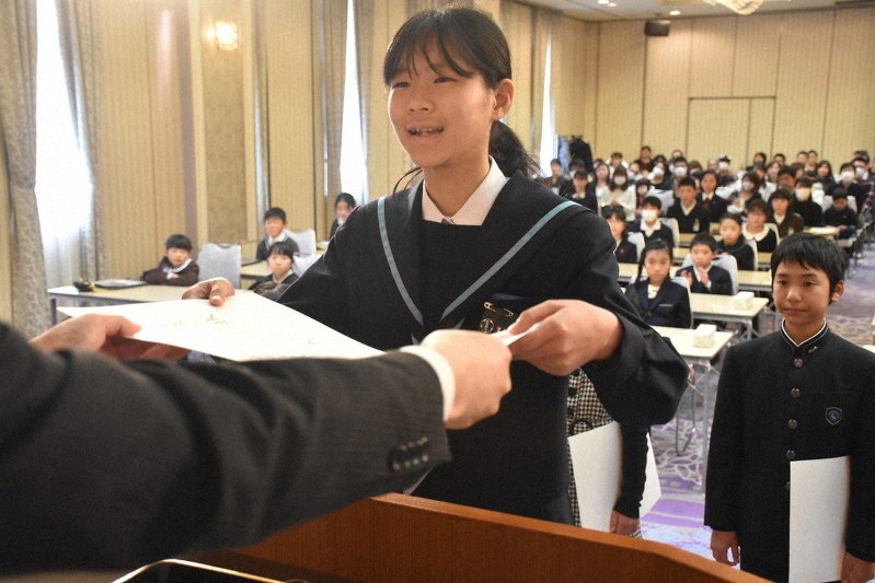 読書感想文 感想画県コン 笑顔いっぱい 表彰式 入賞者４５人参加 奈良 毎日新聞