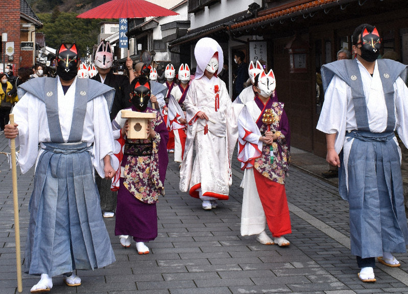 キツネの行列 厳か 津和野 太皷谷稲成神社 失せ物探し 島根 毎日新聞