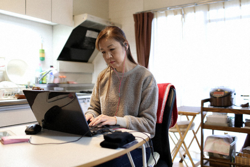 自宅で、テープ起こしの仕事をする小林直美さん=東京都八王子市で、小川昌宏撮影