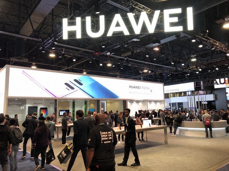 「CES」に出展した中国通信機器大手の華為技術(ファーウェイ)の子会社の展示ブース。トランプ米政権による輸出禁止措置の影響か、来場者は多くなかった=米ラスベガスで1月7日