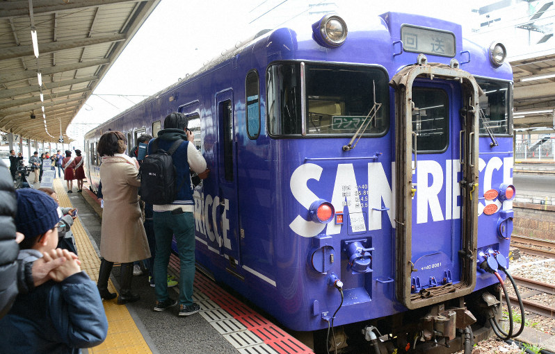 サンフレッチェカラーで進め ラッピング列車 広島など3県で19日から