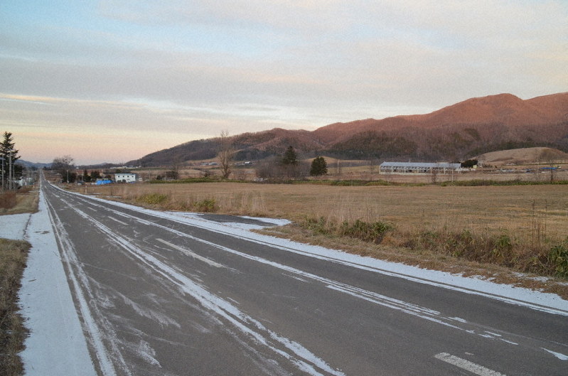 4キロある直線道路沿いに牧場や畑が広がる北海道佐呂間町栃木地区=2019年12月