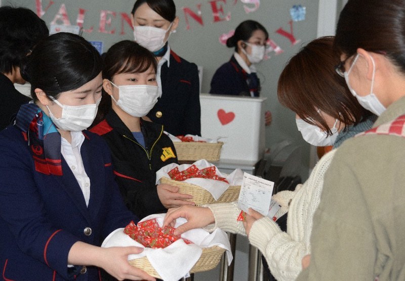 マスクの下は笑顔 日航ｃａ 乗客に感謝のチョコ 千葉 毎日新聞