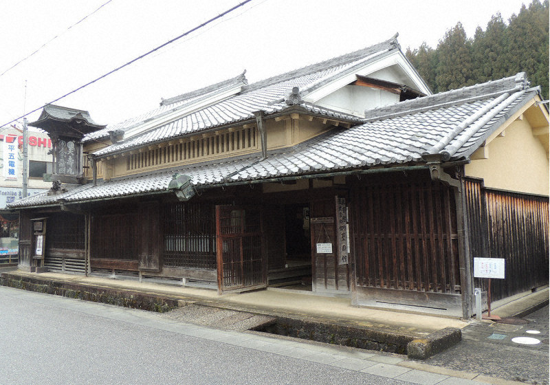 薬の看板や原料などを展示する宇陀市歴史文化館「薬の館」=奈良県宇陀市で、大森顕浩撮影