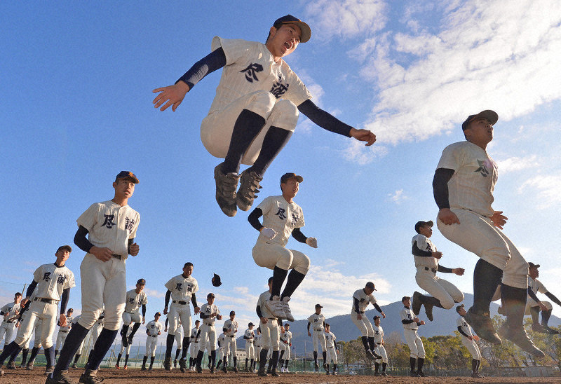 かけ声に合わせて一斉にジャンプする尽誠学園の選手たち=山田尚弘撮影