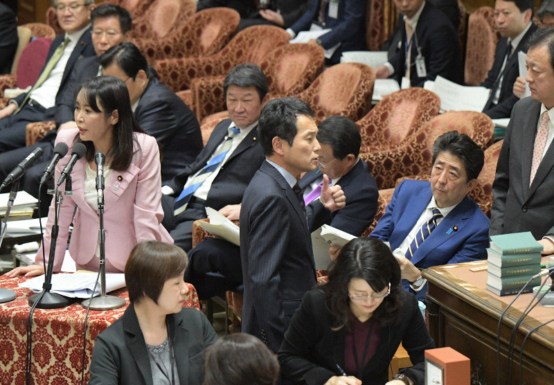 衆院予算委員会の集中審議で黒川弘務・東京高検検事長の定年延長を巡る問題の森雅子法相(左端)の答弁について棚橋泰文委員長に抗議する野党議員たち(中央と右端)を見る安倍晋三首相(右から2人目)=国会内で2020年2月17日午後2時43分、川田雅浩撮影