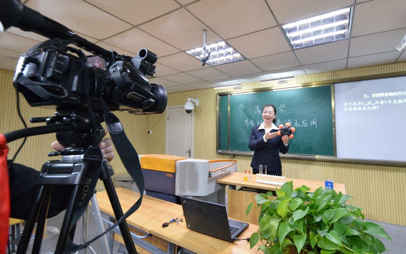 河北省邯鄲市邯山区第一中学(日本の高校に相当)のライブ配信ルームでオンライン授業を録画する教師=10日、新華社