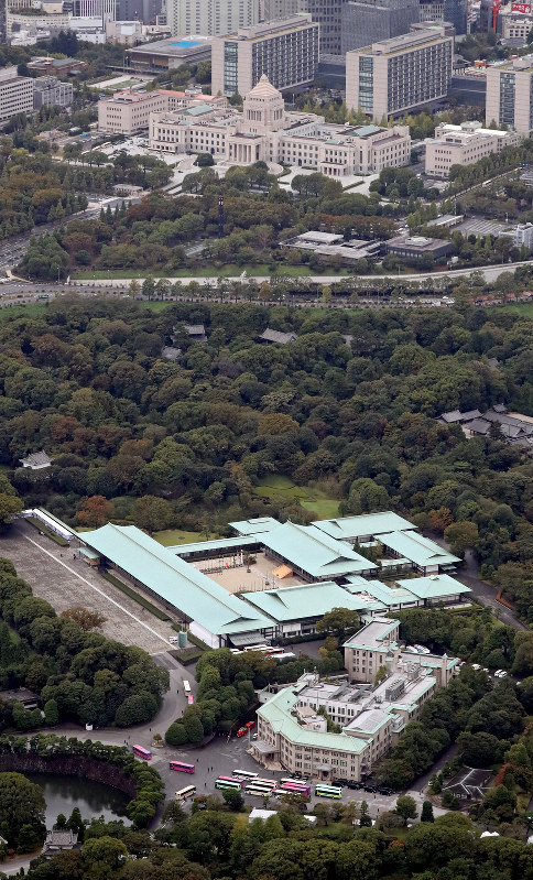 皇居・宮殿(中央)。奥は国会議事堂=東京都千代田区で2019年10月22日午後3時18分(代表撮影)