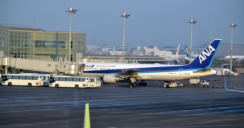 中国・武漢から日本人らを乗せて到着したチャーター機の第5便=東京・羽田空港で2020年2月17日午前7時7分、竹内紀臣撮影