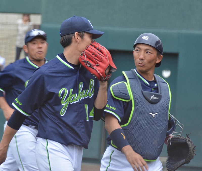 練習試合で先発した高梨裕稔とベンチに戻りながら会話を交わす嶋基宏(右)=沖縄県金武町で2020年2月15日午後1時46分、中村有花撮影