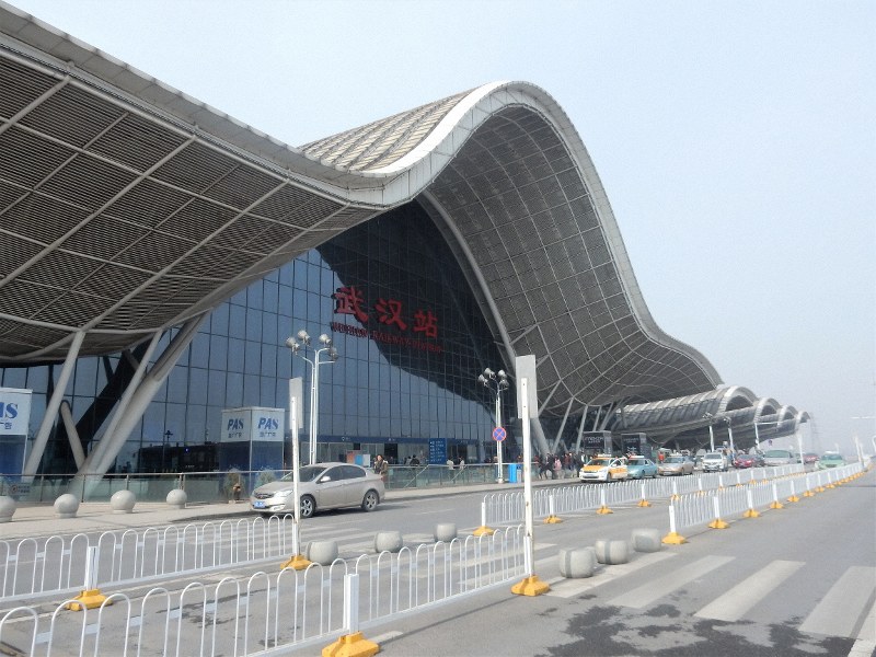 高速鉄道が数分おきに出入りする武漢駅は中国でも有数の巨大ターミナルだ=中国・武漢市内で2016年12月7日、赤間清広撮影