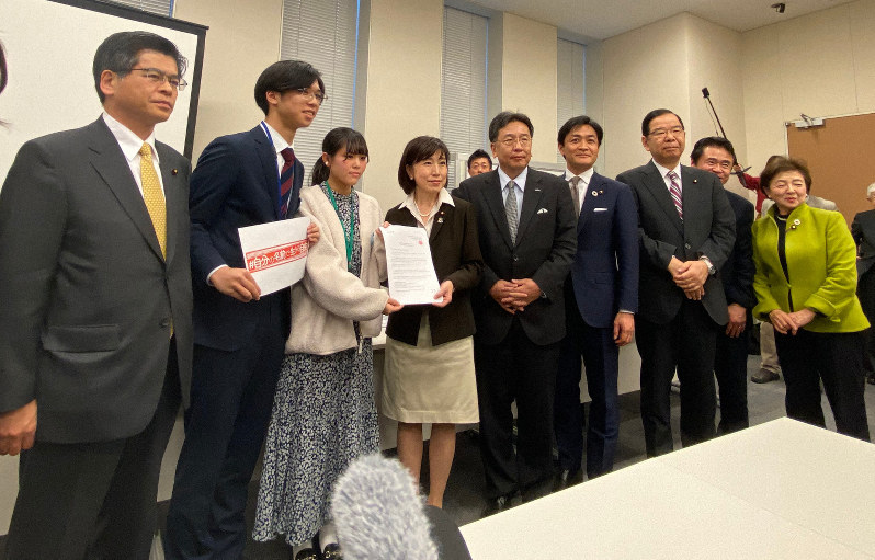 子どもの立場から選択的夫婦別姓制度導入を求めた要望書を各党党首や国会議員に提出した小泉さん(左から2人目)と小池さん(同3人目)=衆議院第2議員会館で2020年2月14日
