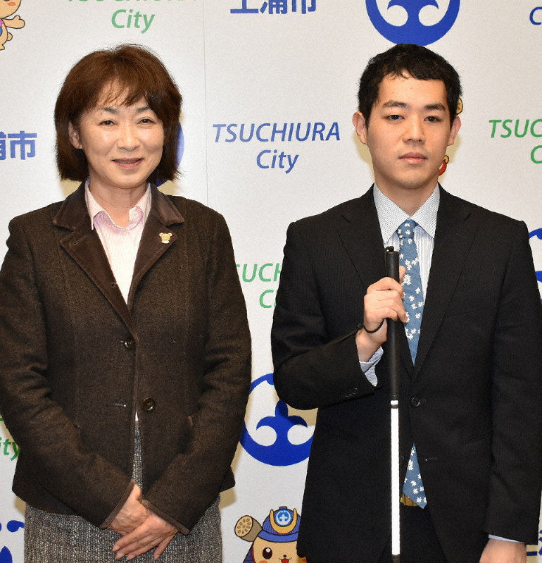 かすみがうらマラソン兼国際ブラインドマラソン 視覚障害の漫談家 濱田祐太郎さん市長表敬 茨城 毎日新聞