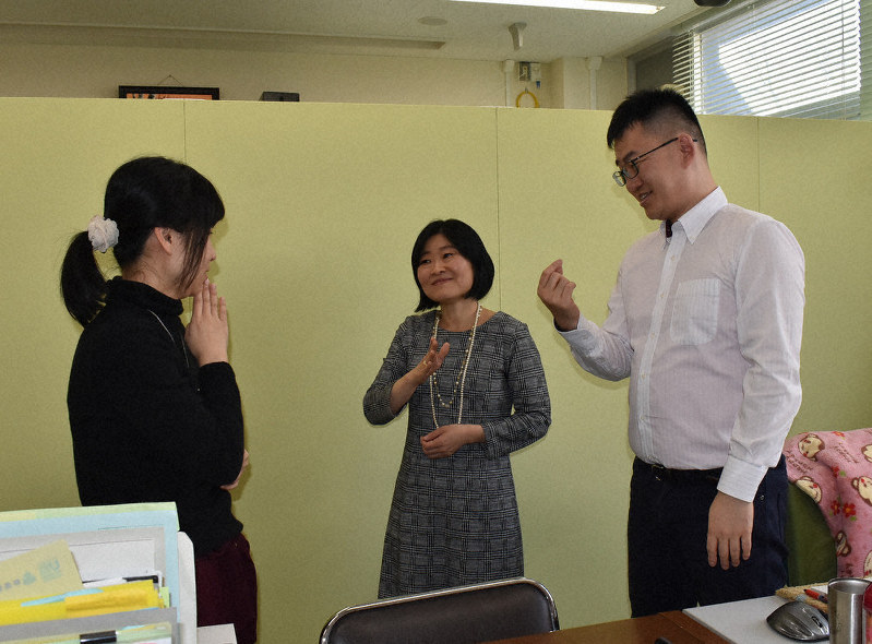 手話で打ち合わせをする(右から)川端伸哉さん、中野聡子さん、能美由希子さん=前橋市荒牧町の群馬大で