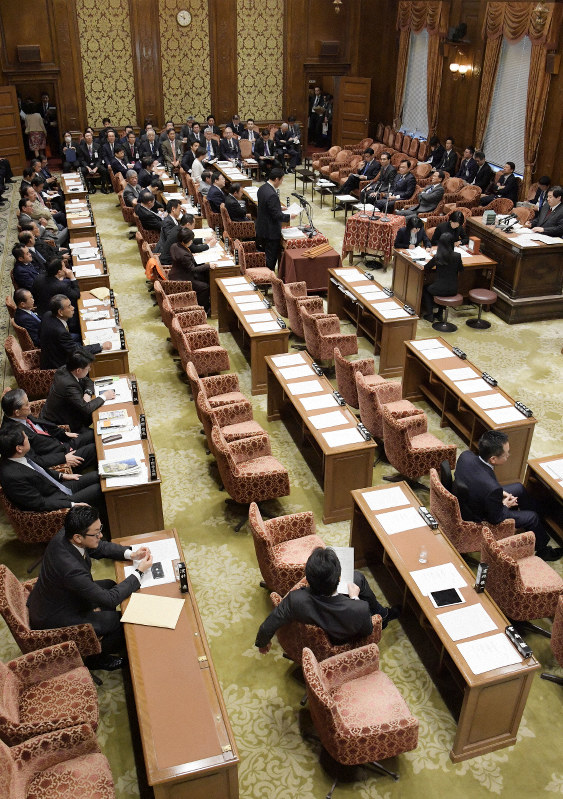 「桜を見る会」前夜祭を巡る明細書などの問題でホテル側の主張と前日の安倍晋三首相の答弁の違いについての政府、自民党の対応に対し野党議員が抗議のため欠席したまま開会した衆院予算委員会＝国会内で2020年2月18日午前10時、川田雅浩撮影