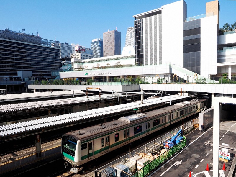 新宿駅を発車する埼京線の列車