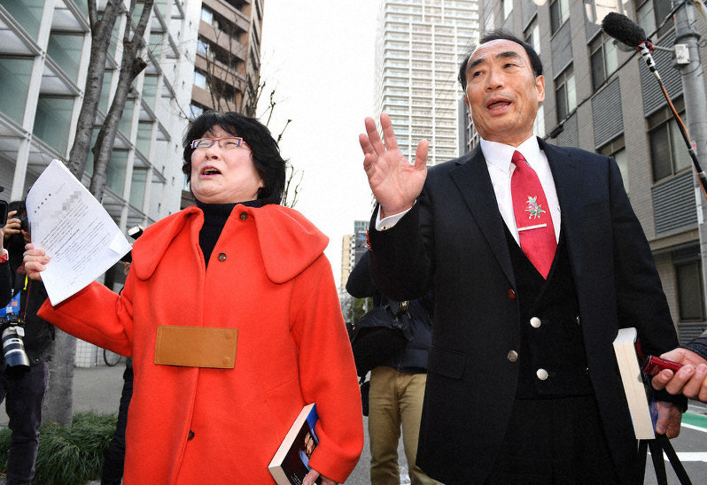 大阪地裁に向かう前に心境を語る籠池泰典被告(右)と妻諄子被告=大阪市北区で2020年2月19日午前9時38分、木葉健二撮影(画像の一部を加工しています)
