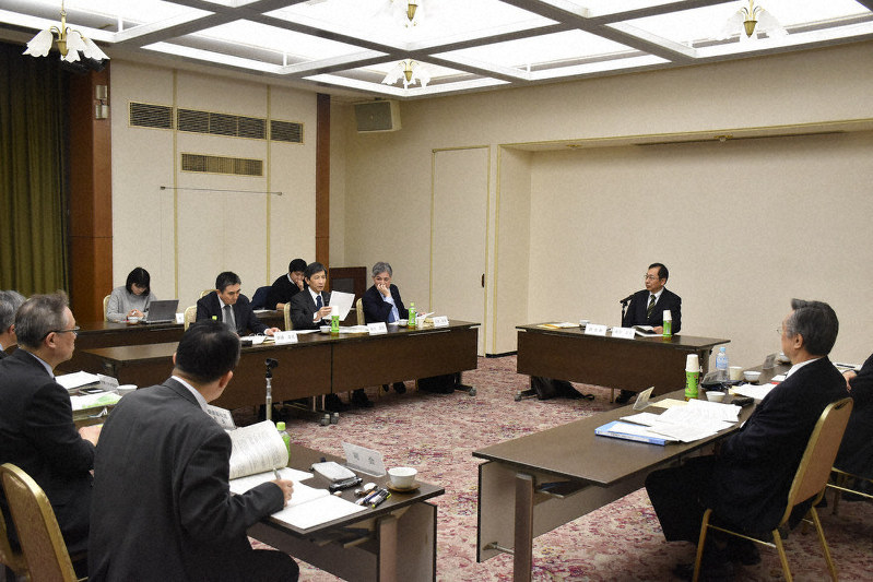 医師確保計画策定部会で話し合う委員ら=秋田市で