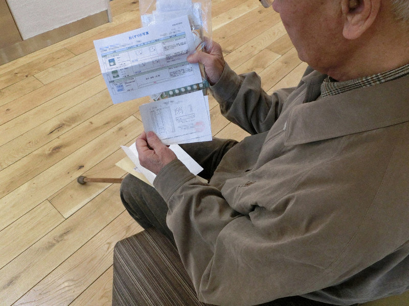 膝が悪く、痛み止めの薬を処方された83歳の男性=東京都府中市で2020年2月14日(画像の一部を加工しています)