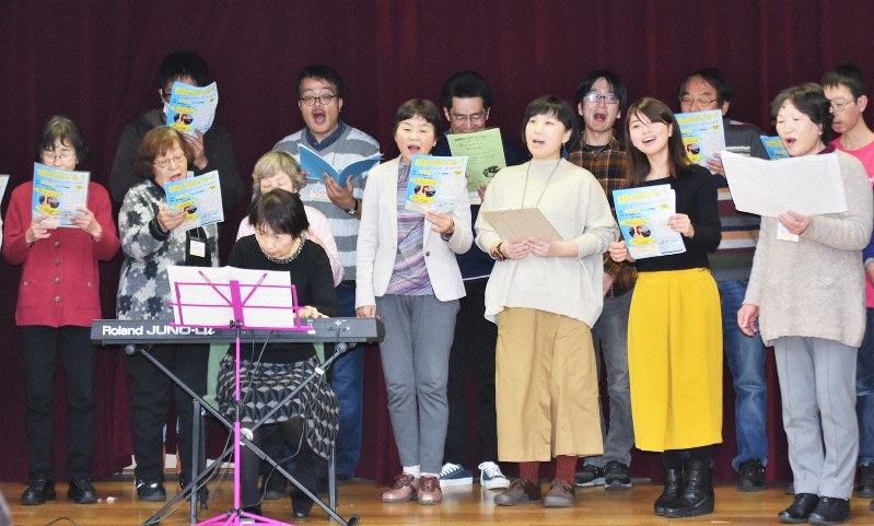 yuーkaさん(前列右から2人目)が作詞・作曲した「それぞれのパート奏でながら」を合唱する参加者と馬場さん(後列左から2人目)=滋賀県近江八幡市土田町の市総合福祉センターで、蓮見新也撮影