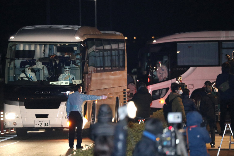 藤田医科大岡崎医療センターに到着したクルーズ船の乗客らが乗るバス=愛知県岡崎市で2020年2月19日午前2時15分、兵藤公治撮影(画像の一部を加工しています)