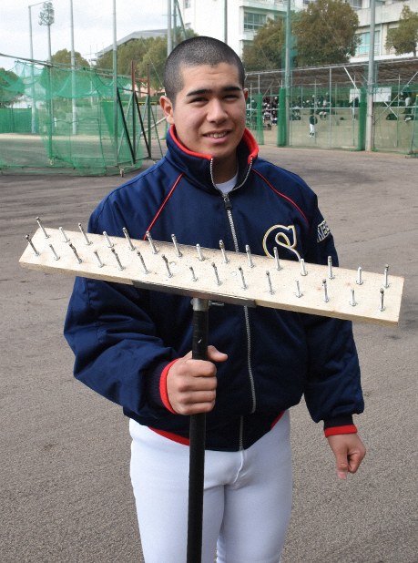 明石商で新作トンボ 「甲子園と同じ土なのに…」 ぬかるみがきっかけ