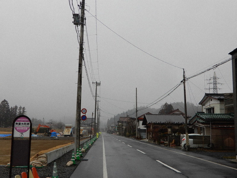 平泉の町を貫く旧奥州街道。左は無量光院跡、右奥の小高い山が「高館の跡」=岩手県平泉町で