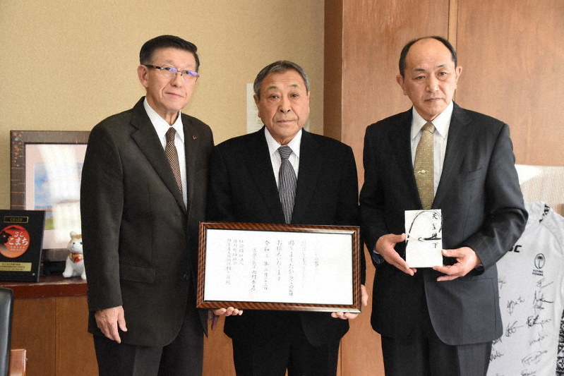 御下賜金を受け取った中山英悦理事長(中央)ら=秋田県庁で