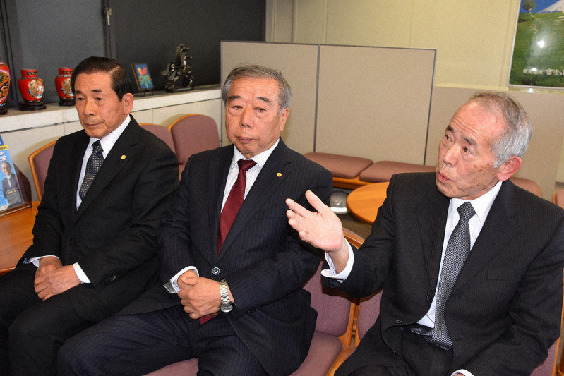 リニア工事による地下水への影響回避を求める要望書を提出した伊藤治男・島田市自治会連合会長(右)ら=静岡県庁で