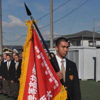 選抜旗を手に持つ藪井主将＝大東市の大阪桐蔭高校で、荻野公一撮影