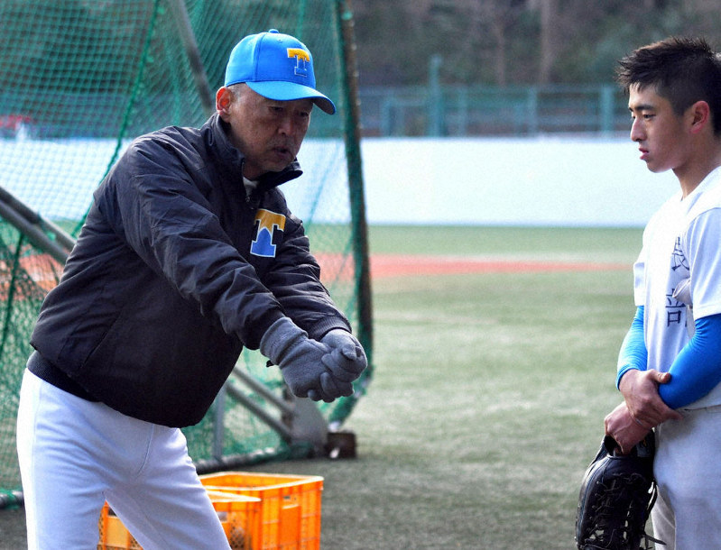 打撃を指導する東大の井手峻監督
