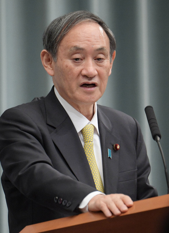記者会見で質問に答える菅義偉官房長官=首相官邸で2020年2月20日午前11時25分、川田雅浩撮影