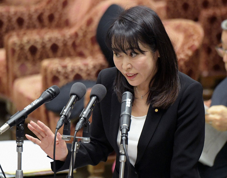 衆院予算委員会で黒川弘務・東京高検検事長の定年延長を巡る問題について答弁する森雅子法相=国会内で2020年2月20日午前10時26分、川田雅浩撮影