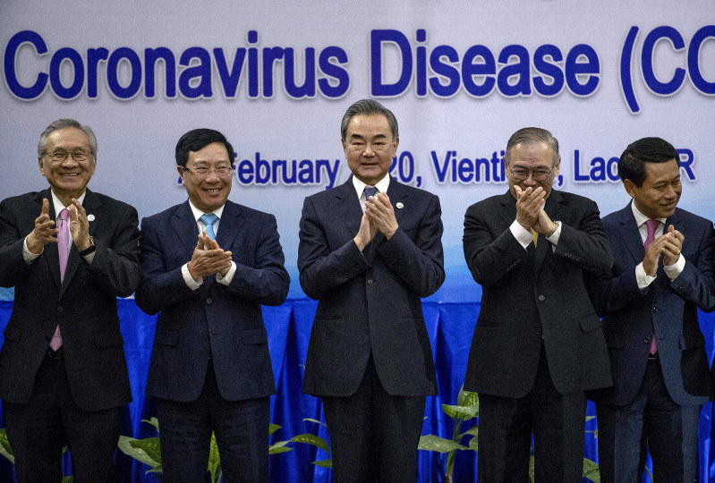 新型コロナウイルス対策の緊急会合を開いた中国の王毅外相(中央)とASEAN諸国の外相=ビエンチャンで20日、AP