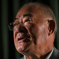 言葉を詰まらせながら、半生を振り返る張本勲さん＝東京都内で２０２０年１月１３日、山田尚弘撮影