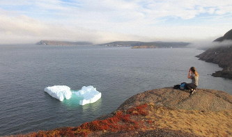 ニューファンドランド・ラブラドル州の州都セントジョンズの港の沖に浮かぶ氷山（写真は筆者撮影）