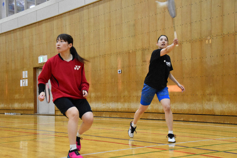 約6カ月ぶりにペアを組んで練習に励む米元小春選手(右)と田中志穂選手=秋田市で