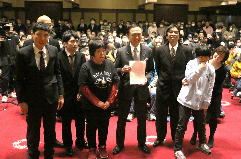 黒岩知事(中央)に要望書を提出したピープルファーストジャパンのメンバーら=横浜市中区の県庁で
