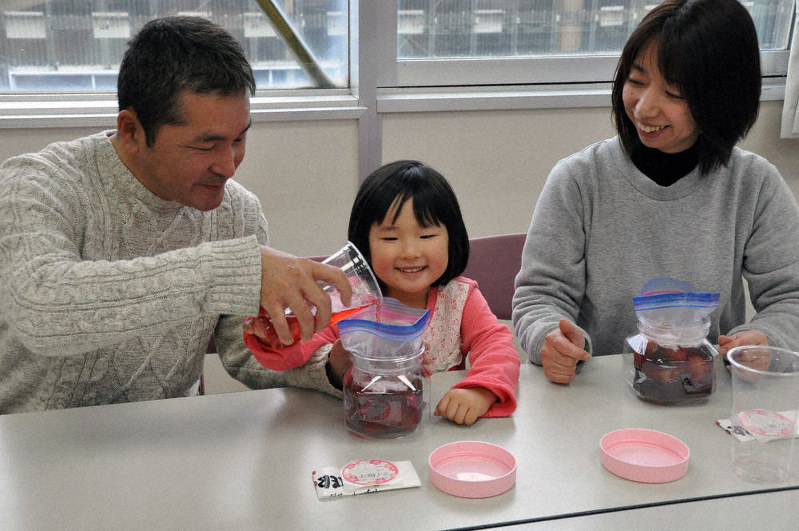 南高梅を使った梅干し作りを楽しむ家族連れ=和歌山県みなべ町の紀州梅干館で、村瀬優子撮影