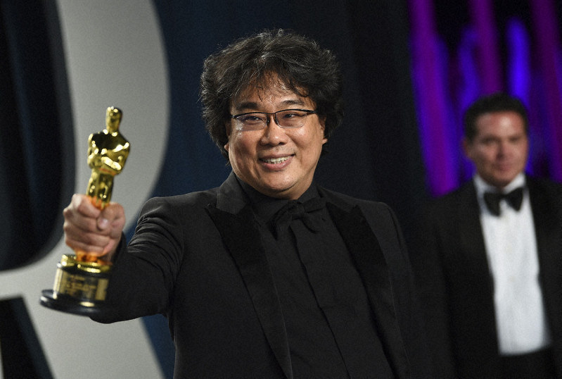 韓国映画「パラサイト 半地下の家族」で米アカデミー賞作品賞など4冠を達成したポン・ジュノ監督=9日、AP