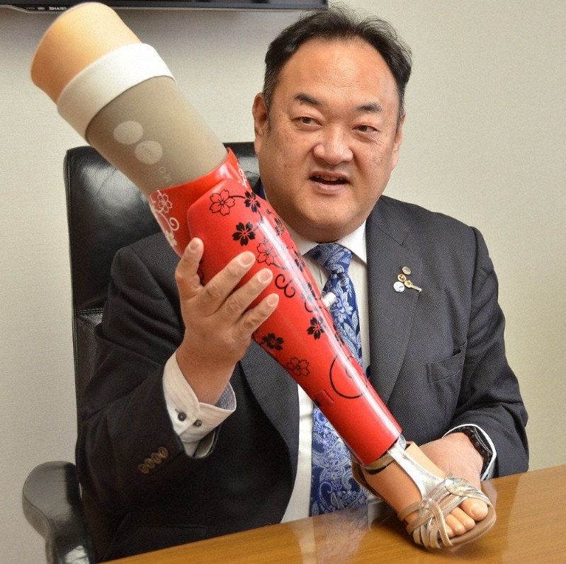 義肢を持ち、パラスポーツへの思いを語る川村義肢の川村社長=大阪府大東市で、杉山雄飛撮影