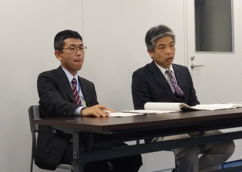 神戸市こども家庭センターの対応について説明する市家庭支援課とセンターの担当者=神戸市役所で2020年2月18日午後10時51分、春増翔太撮影